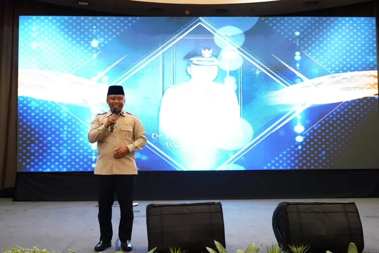 Walikota Depok, Supian Suri saat memberikan sambutan dalam perayaan HUT ke 14 PT Tirta Asasta Depok di salah satu mal, Senin (3/11). (DOKUMEN PEMKOT DEPOK)