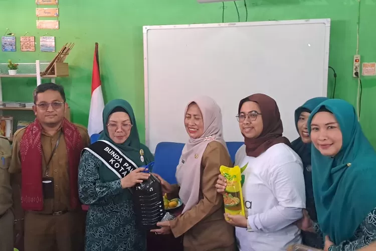 Penyerahan mijel di SDN Limo 2, yang terletak di Jalan Rajawali, Kelurahan Limo, Kecamatan Limo. (ANDIKA EKA/RADAR DEPOK)