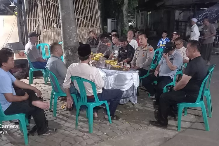 Aparatur Kelurahan Curug, Kecamatan Bojongsari bersama jajaran Polsek Bojongsari dan tokoh masyarakat dan warga setempat saat peresmian Poskamling RT1/7 Kelurahan Curug, Kecamatan Bojongsari, Senin (3/11). (RISKY DWI LESTARI/RADAR DEPOK)