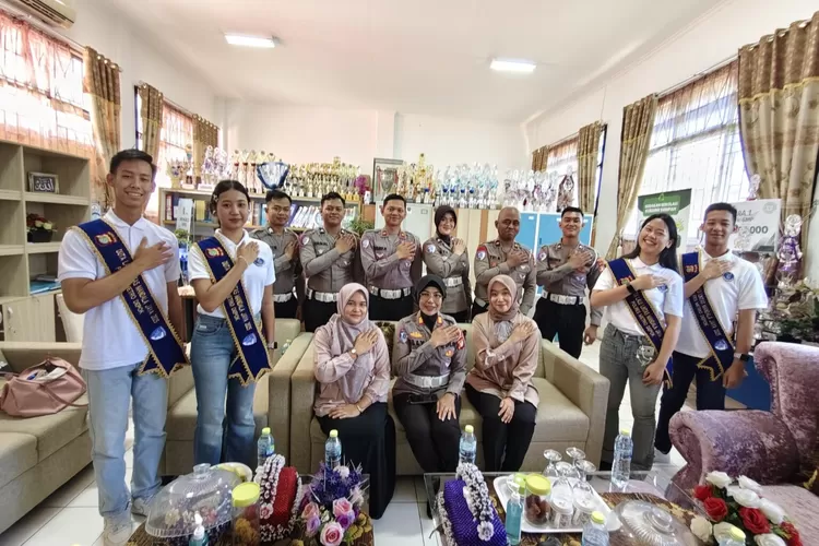 Satlantas Polres Metro Depok memberikan pengarahan terkait tertib lalu lintas bagi siswa di SMPN 22 Depok.  (DOKUMEN SEKOLAH)