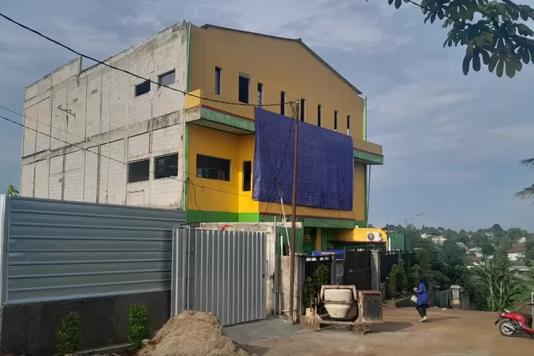 Pabrik Dimsum Klawing yang terletak di Jalan Kavling Pertamina Blok 027 P14 RT2/5 Kelurahan Curug, Kecamatan Bojongsari, Kota Depok yang telah aktif beroprasi kembali, Rabu (5/11). (RISKY DWI LESTARI/RADAR DEPOK)