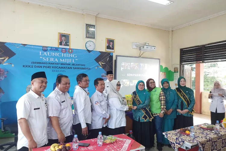 Penyerahan 1.593 Liter Mijel di SDN Sawangan 1, Rabu (5\11).  (ANDIKA EKA/RADAR DEPOK)