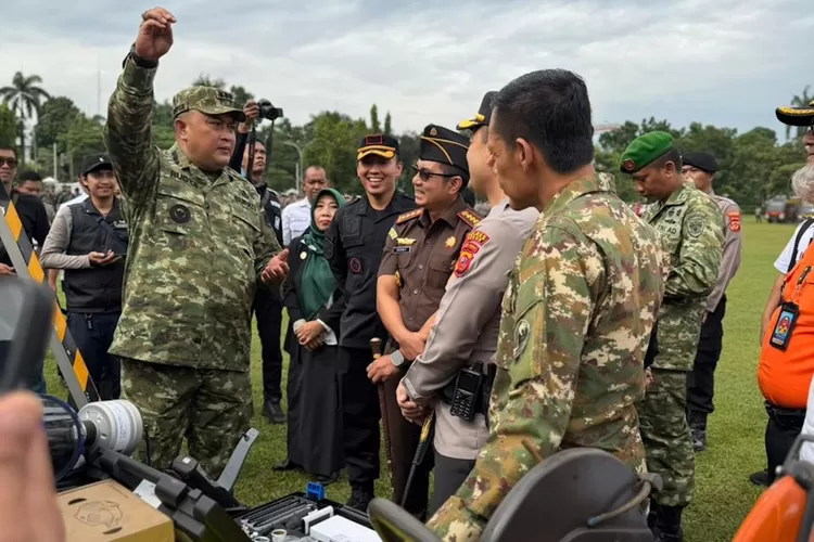 Bupati Bogor, Rudy Susmanto bersama jajaran Forkopimda Bogor saat mengecek logistik kelengkapan, dalam Apel Siaga Tanggap Bencana, di Lapangan Tegar Beriman, Cibinong, Rabu (5/11). Turut hadir Kepala Lapas Cibinong, Wisnu Hani Putranto.  (Lapas Cibinong)