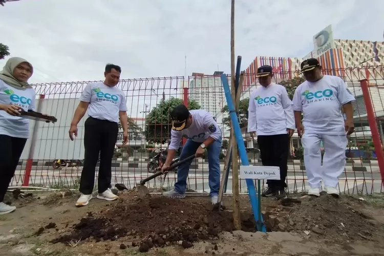 Walikota Depok, Supian Suri melakukan penanaman pohon Tabebuya di area Azko Margonda, Rabu (5/11). (DOKUMEN PEMKOT DEPOK)