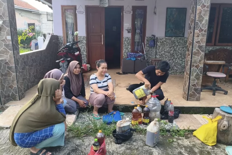 Salah satu aparatur Kelurahan Duren Mekar saat menjemput bola pengambilan mijel langsung di kediaman warga Kelurahan Duren Mekar, Kecamatan Bojongsari, Kota Depok, Selasa (4/11). (RISKY DWI LESTARI/RADAR DEPOK)