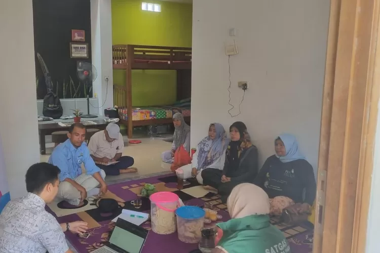 Kepala Seksi Kemasyarakatan Kelurahan Pasir Putih, Supriyadi memonitoring langsung kegiatan Poktan dan KWT Sagari RW12 Kelurahan Pasir Putih, Kecamatan Sawangan, Kota Depok, Selasa (4/11). ( ISTIMEWA)