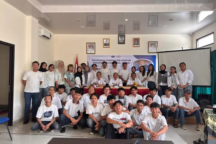Lurah Pondok, Cina Nurman Hakim saat mendampingi pembukaan Pelatihan dari Yayasan Sertifikasi Indonesia di Kantor Kelurahan Pondok Cina, Kecamatan Beji, Kota Depok, Rabu (5/11). (RISKY DWI LESTARI/RADAR DEPOK)