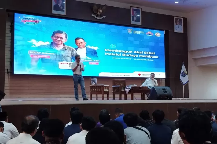 Pengamat politik, Rocky Gerung kala menyampaikan materi pada Depok Literasi Festival 2025 di Aula Serbaguna Lantai 10, Gedung Dibaleka 2, Rabu (5/11). (DOKUMEN PEMKOT DEPOK)