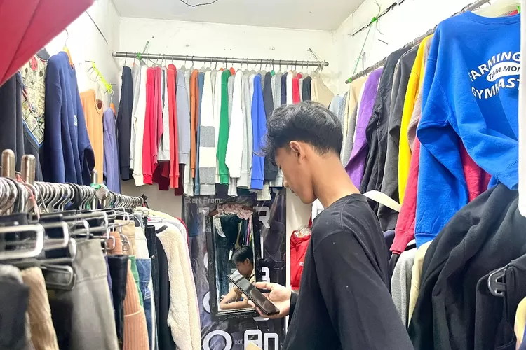 Salah satu kios thrifting di Kota Depok.  (RISKY DWI LESTARI/RADAR DEPOK)
