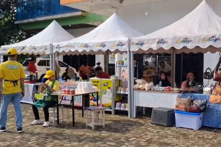 Pedagang saat berjualan di area CFD Tegar Beriman.  (ISTIMEWA)