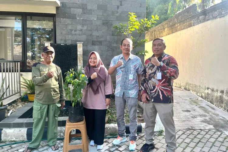 Lurah Pondok Cina, Nurman Hakim (baju batik biru abu) bersama stake holder dan Anggota PKK Pokja 3 di pekarangan dan Kolam di depan kantor Kelurahan Pondok Cina, Kecamatan Beji, Kota Depok, Jumat (7/11). ( ISTIMEWA)
