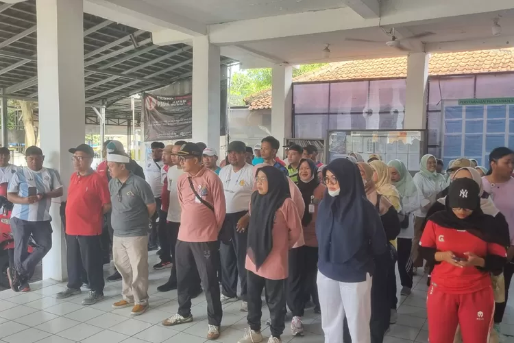 Aparatur Kelurahan Se-Kecamatan Sawangan, Kota Depok yang melaksanakan senam pagi dan gerak jalan yang bertitik kumpul di Kantor Kelurahan Pasir Putih, Kecamatan Sawangan, Kota Depok, Jum&rsquo;at (7/11) Pagi. (RISKY DWI LESTARI/RADAR DEPOK)