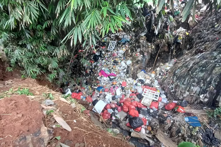 Kondisi sampah yang berada di sekitar area UPS Pondok Jaya. (ANDIKA EKA/RADAR DEPOK)