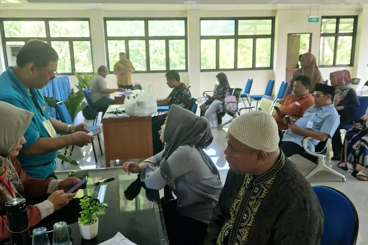 Suasana asal Cimpaeun mengurus NIB dan Sertifikat Halal di Kelurahan Cimpaeun, Kecamatan Tapos, Kota Depok, Selasa (4/11). (AGNESYA WIANDA/RADAR DEPOK)