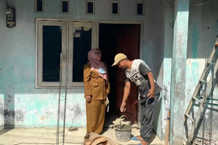 Kasi Ekbang Kelurahan Pondok Cina, Dessi Anggraeni saat memonitoring progress program RTLH yang sudah mencapai 50 persen di RW1, Kelurahan Pondok Cina, Kecamatan Beji, Kota Depok, beberapa waktu lalu. (RISKY DWI LESTARI/RADAR DEPOK)