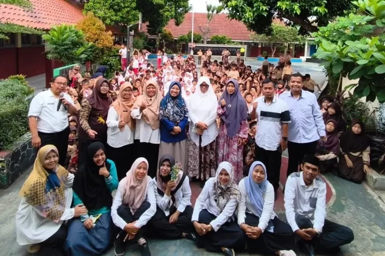 Foto bersama usai kegiatan Guest Teacher: Guru Hebat, Generasi Cerdas&rsquo; di SDN Mekarjaya 28, Kecamatan Sukmajaya. (DOKUMEN SEKOLAH)