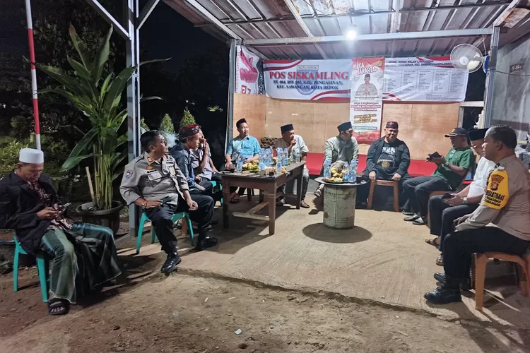 Lurah Pengasinan, Ari Andriana Wijaya (tengah memakai jaket abu) menghadiri langsung Jajaran Polsek Bojongsari pada Ngopi Kamtibmas di Poskamling RT4/1 Kelurahan Pengasinan, Kecamatan Sawangan, Kota Depok, Sabtu (8/11). (RISKY DWI LESTARI/RADAR DEPOK)