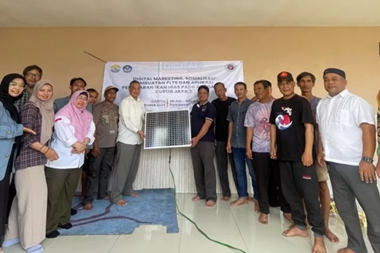 Tim Pengmas Universitas Gunadarma saat menyerahkan bantuan PLTS untuk keberlangsungan budidaya ikan di Pokdakan Curug Jaya 2, Kecamatan Bojongsari, Kota Depok, beberapa waktu lalu. (ISTIMEWA)