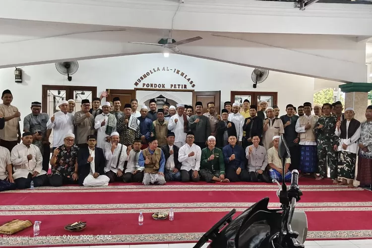 Aparatur Kelurahan Pondok Petir, Kecamatan Bojongsari, Kota Depok melaksanakan Shubuh keliling di Musala Al-Ikhlas Jalan Kesadaran I RT3/5 Kelurahan Pondok Petir, Kecamatan Bojongsari, Kota Depok, Minggu (9/11). (RISKY DWI LESTARI/RADAR DEPOK)