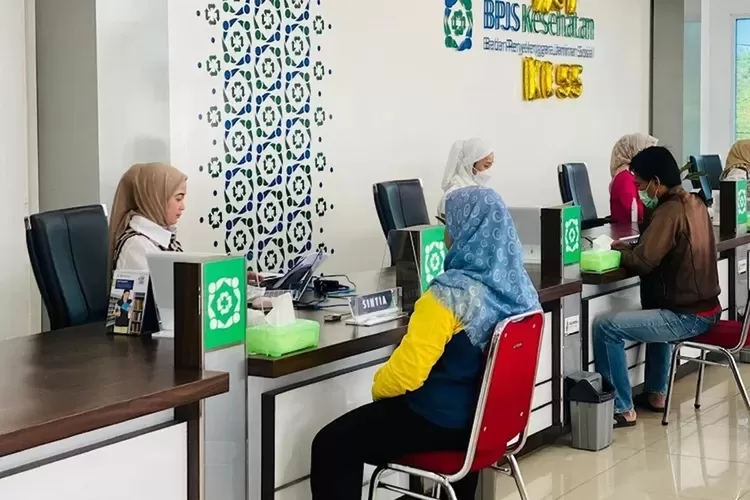 PELAYANAN: Peserta BPJS Kesehatan Kota Depok saat melakukan pelayanan di Kantor BPJS Kesehatan Depok, di Jalan Boulevard GDC.  (DOKUMEN BPJS KOTA DEPOK)