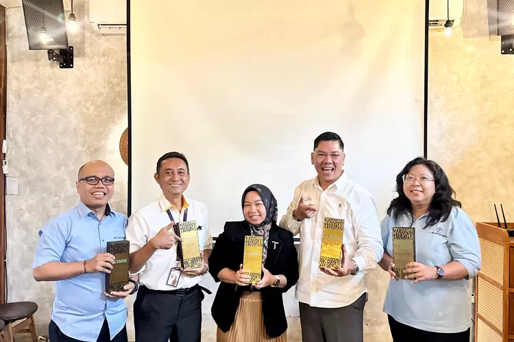 Ketua Perbarindo Komisariat Depok sekaligus Direktur BPR Depo Mitra Mandiri, Teti Ofianti (hijab) saat foto bersama dengan BPR yang berhasil meraih penghargaan pada Infobank Award 2025.  (DOKUMEN PERBARINDO KOMISARIAT DEPOK)