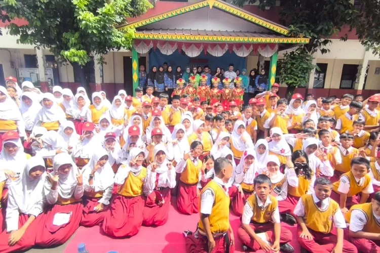 Pelaksanaan launcing Program Sera Mijel di SDN Depok Jaya 1, yang terletak di Jalan Nusantara, Kelurahan Depok Jaya, Kecamatan Pancoranmas, Senin (10/11). (DOKUMEN DISDIK DEPOK)