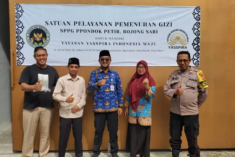 Lurah Pondok Petir, Rengga Nugraha Rojali (Berseragam Korpri) menyambangi langsung SPPG bersama Ketua KMP Pondok Petir (kanan) saat menyambangi SPPG RT1/19 Kelurahan Pondok Petir, Kecamatan Bojongsari, Kota Depok, Senin (10/11). (RISKY DWI LESTARI/RADAR DEPOK)
