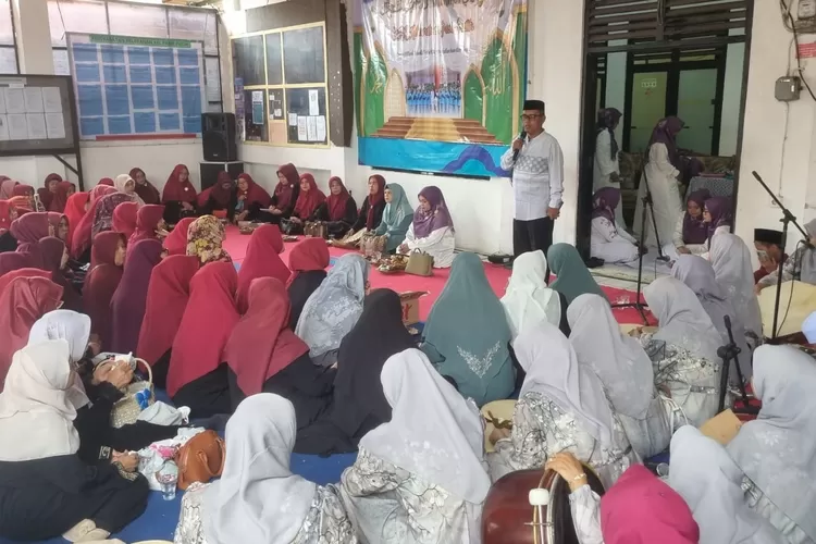Maulid Nabi Muhammad SAW 1447H yang berlangsung di aula kantor Kelurahan Pasir Putih, Kecamatan Sawangan, Kota Depok, Selasa (11/11).  (RISKY DWI LESTARI/RADAR DEPOK)