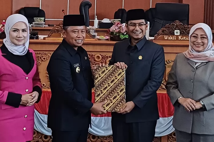 Penantanganan nota kesepakatan KUA PPAS pada rapat Paripurna di Gedung DPRD Kota Depok, yang terketak di Kawasan GDC, Kelurahan Kalimulya, Kecamatan Cilodong, Senin (10/11).  (ANDIKA EKA/RADAR DEPOK)