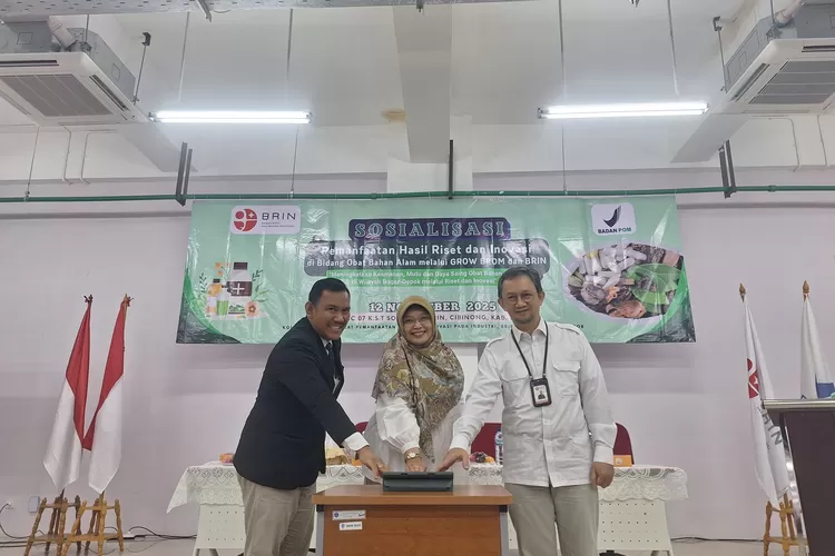 Direktur Pemanfaatan Riset dan Inovasi Pada Industri, Mulyadi Sinung Harjono (kanan), Direktur Pengawasan Obat Tradisional dan Suplemen Kesehatan, Anisyah (tengah), dan Kepala Balai POM di Bogor, Jeffeta Pradeko saat membuka secara simbolis Pemanfaatan Hasil Riset dan Inovasi Bidang Obat Bahan Alam (ARNET KELMANUTU/RADAR DEPOK)