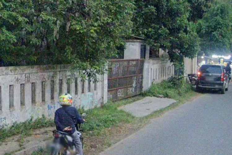 Gedung belimbing yang terletak di Jalan Raya Pasir Putih perbatasan dengan Kelurahan Sawangan Baru, Kecamatan Sawangan, Kota Depok, Kamis (13/11). (RISKY DWI LESTARI/RADAR DEPOK)