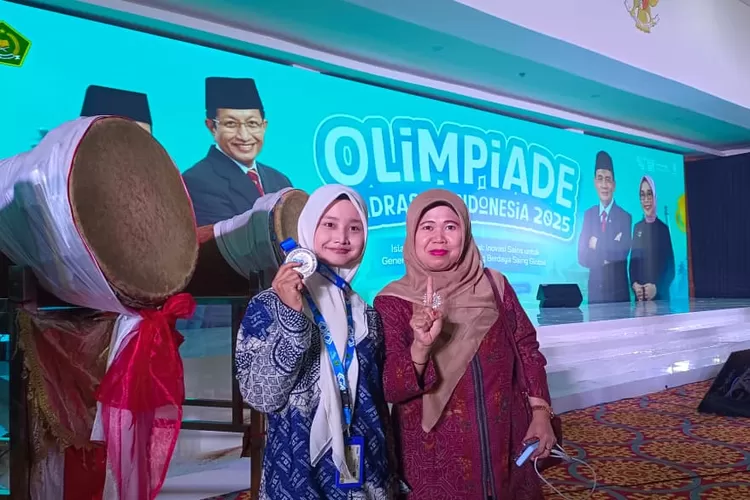 Foto Socca Purtivana Gati, siswa berprestasi dari MAN 1 Bogor, yang berhasil meraih medali perak dalam ajang OMI tingkat nasional 2025, di digelar di Grand El Hajj, Tangerang, Banten. (ANDIKA EKA/RADAR DEPOK)