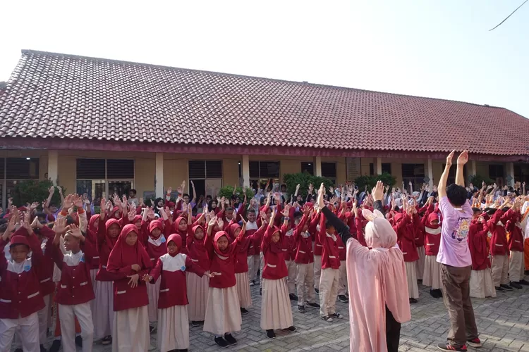 Fakultas Kesehatan Masyarakat Universitas Indonesia melaksanakan kegiatan Bakti Sosial di salah satu SDN di Kota Depok. (ISTIMEWA)