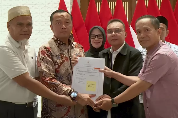 Surat rehabilitasi yang ditanda-tangani Presiden Prabowo terhadap 2 guru SMA di Luwu Utara (Tangkapan layar Youtube Sekretariat Presiden)