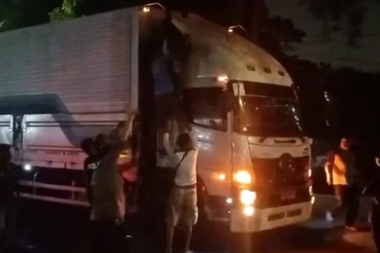 Polsek Cimanggis saat membujuk pemuda asal Jakarta Timur yang hendak melakukan bundir dengan cara meloncat dari atas atap truk di depan Polsek Cimanggis. (ISTIMEWA)
