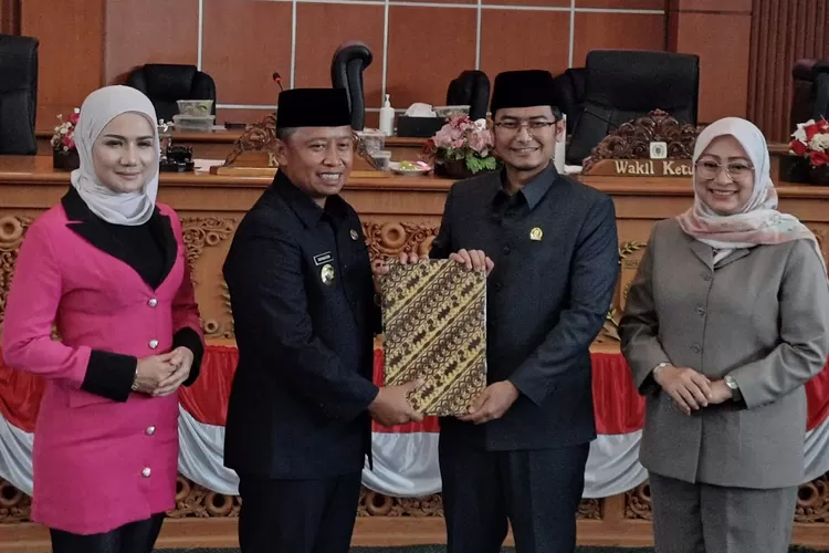 (kiri ke kanan) Wakil Ketua DPRD Kota Depok Yeti Wulandari, Ketua DPRD Kota Depok Ade Supriyatna, Walikota Depok Supian Suri, dan Wakil Ketua DPRD Kota Depok Yuni Indriany, selepas Rapat Paripurna KUA-PPAS. ( ANDIKA EKA/RADAR DEPOK)