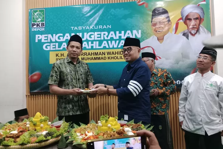 Ketua DPC PKB Kota Depok, M Faizin dan Anggota DPRD Kota Depok Fraksi PKB Abdul Khoir bersama Dewan Syuro serta pengurus partai saat menggelar tasyukuran di Kantor DPC PKB Kota Depok.  (DOKUMEN PKB KOTA DEPOK)