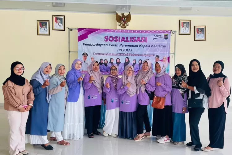 Pemberdayaan peran perempuan kepala keluarga PEKKA di aula kantor Kelurahan Duren Seribu, Kecamatan Bojongsari, Kota Depok, Rabu (12/11). (RISKY DWI LESTARI/RADAR DEPOK)