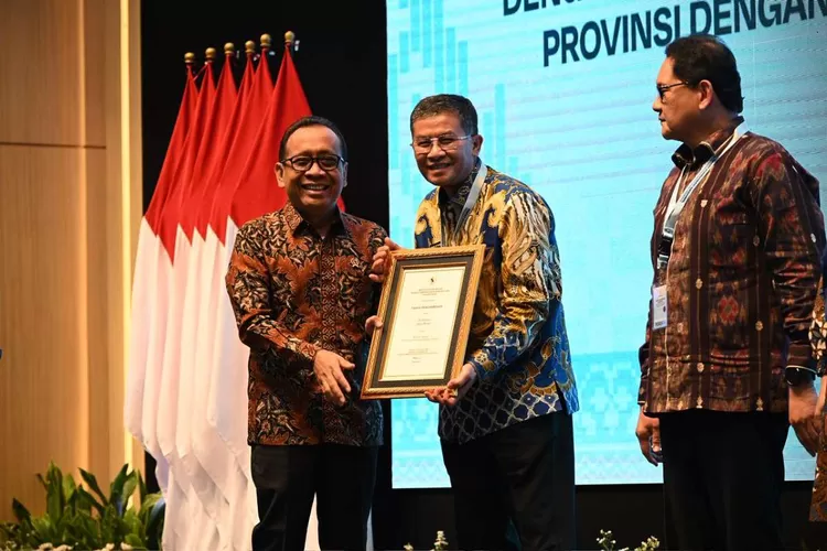 Wakil Gubernur Jawa Barat Erwan Setiawan menerima penghargaan terbaik pertama, penurunan stunting dari Menko PMK Pratikno, dalam kegiatan Rapat Koordinasi Nasional (Rakornas) Percepatan Penurunan Stunting 2025 di Gedung Kementerian Kesehatan, Jakarta, Rabu (12/11/2025). (jabarprov.go.id)