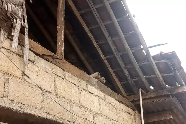 Rumah rusak yang berada di Jalan Raya Muchtar,  Gang Poncol I RT2/7, Kelurahan Sawangan, Kecamatan Sawangan, Kota Depok milik kepala keluarga Muhtar, Rabu (13/11). (RISKY DWI LESTARI/RADAR DEPOK)