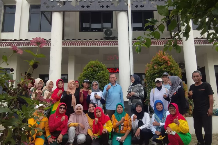 Aparatur Kelurahan Mampang, Kecamatan Pancoranmas, Kota Depok melaksanakan senam pagi di aula kantor kelurahan, jumat (14/11). (RISKY DWI LESTARI/RADAR DEPOK)