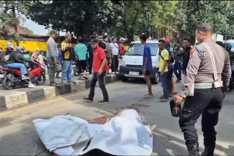 Proses evakuasi korban kecelakaan Jalan Raya Jakarta&ndash;Bogor, Kecamatan Cimanggis, Kota Depok, Sabtu (15/11). (ISTIMEWA)