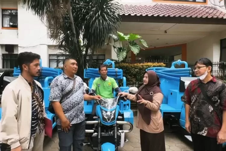 Para pejabat DPUPR Kota Depok saat memperlihatkan tiga armada berupa motor tinja limbah domestic, di kantornya, yang terletak di Jalan Raya Bogor, Kelurahan Sukamaju Baru, Kecamatan Tapos. (ANDIKA EKA/RADAR DEPOK)