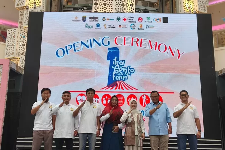 Ikatan Alumni Benteng Barito (Ikabento) atau alumni SMPN 3 Depok sukses menghelat Ikabento Fair selama dua hari, 15 dan 16 Mei, di Pesona Sqaure. Kegiatan dibuka oleh Ketua Dekranasda Kota Depok, Siti Barkah dan didampingi Ketua Umum Ikabento, Hamzah.  (AGNESYA WIANDA/RADAR DEPOK)