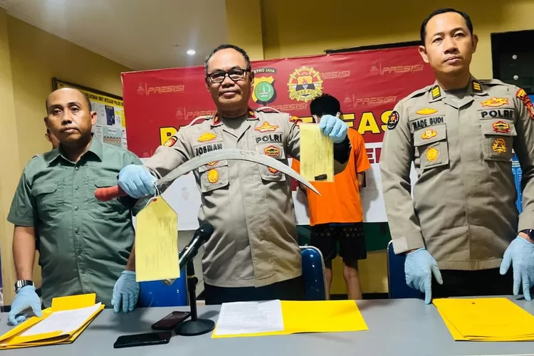 Polsek Beji saat merilis dua pelaku tawuran di Jalan Ridwan Rais, Kecamatan Beji, Kota Depok, beberapa waktu lalu. (ISTIMEWA)