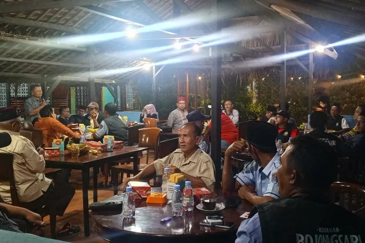 RT/RW Se-Kelurahan Bojongsari, Kecamatan Bojongsari, Kota Depok yang bertempat di kediaman Ketua RW5 Sarmilih Kelurahan Bojongsari, Kecamatan Bojongsari, Jumat (14/11). (RISKY DWI LESTARI/RADAR DEPOK)