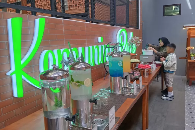 Pengunjung Kemuning resto sedang mengambil hidangan makanan di Fusion Night Berkonsep All You Can Eat, Kemuning Resto, di Jalan Villa Pertiwi, Kelurahan Sukamaju, Kecamatan Cilodong, Kota Depok, Minggu (16/11). (AGNESYA WIANDA/RADAR DEPOK)