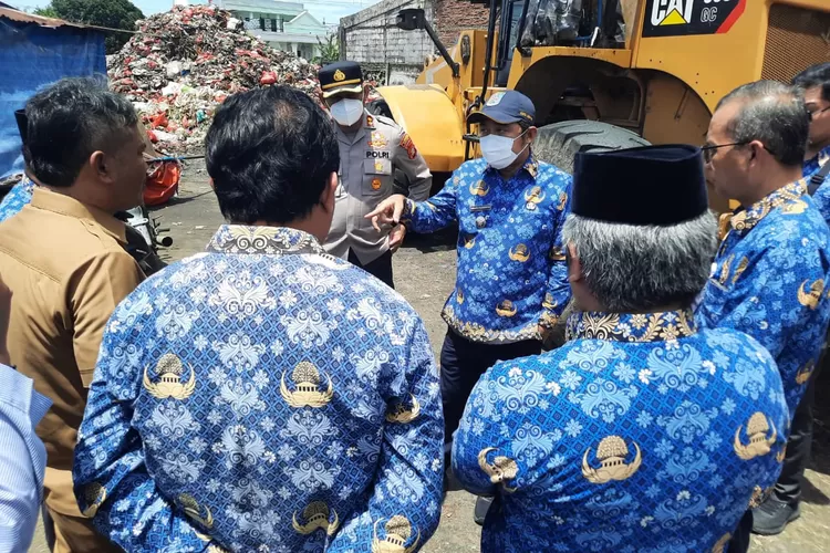 Wakil Walikota Depok, Chandra Rahmansyah bersama aparatur Kelurahan Kemirimuka saat melakukan inspeksi dadakan di Pasar Kemiri Muka, Kecamatan Beji, Kota Depok, Senin (17/11). (ISTIMEWA)