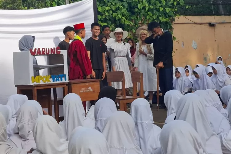 Penampilan siswa SMPN 24 Depok pada kegiatan pembiasaan literasi, di halaman sekolahnya, yang terletak di Jalan Kramat, Kelurahan Leuwinanggung, Kecamatan Tapos. (ANDIKA EKA/RADAR DEPOK)