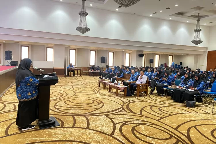 Kepala Disdik Kota Depok, Siti Chaerijah Aurijah saat mensosialisasikan kenaikan pangkat dan ujikom bagi fungsional guru, pengawas, penilik dan pamong SD SMP Negeri Kota Depok, di Aula Lantai 10 Gedung Dibaleka II, Balai Kota Depok, Senin (17/11). (ANDIKA EKA/RADAR DEPOK)